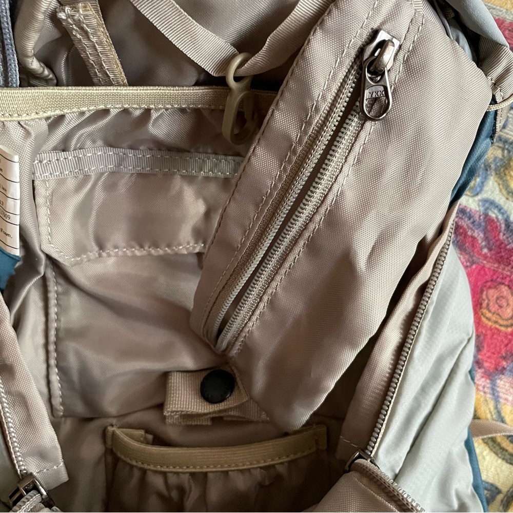 *New without tags* Gregory small hydration Day Pack - Picture 6 of 10